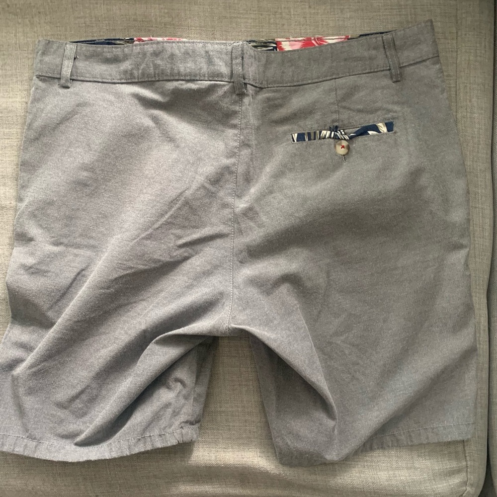 CASUAL GREY SHORTS SIZE W38 MEN WITH FLORAL DESIGN PATTERN INSIDE LIKE-NEW